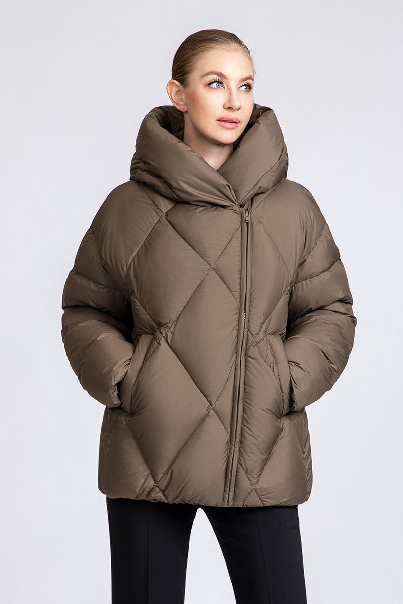 Women's thickened short hooded down jacket.