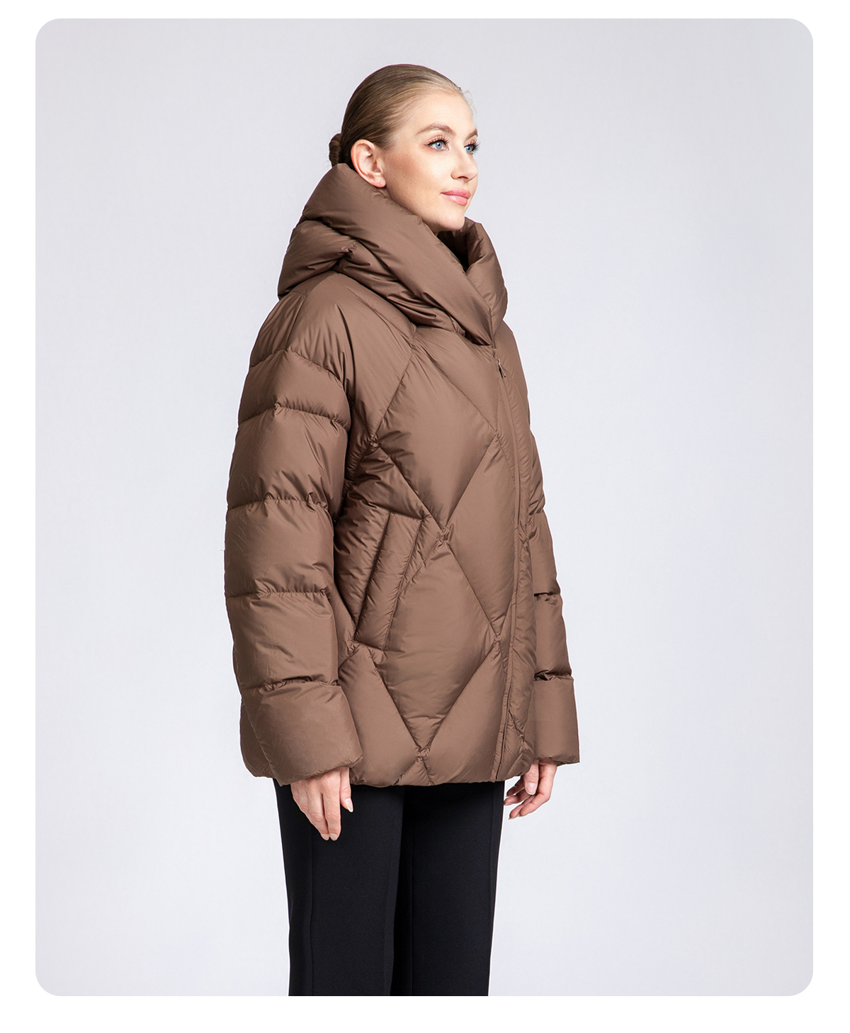 Women's thickened short hooded down jacket.